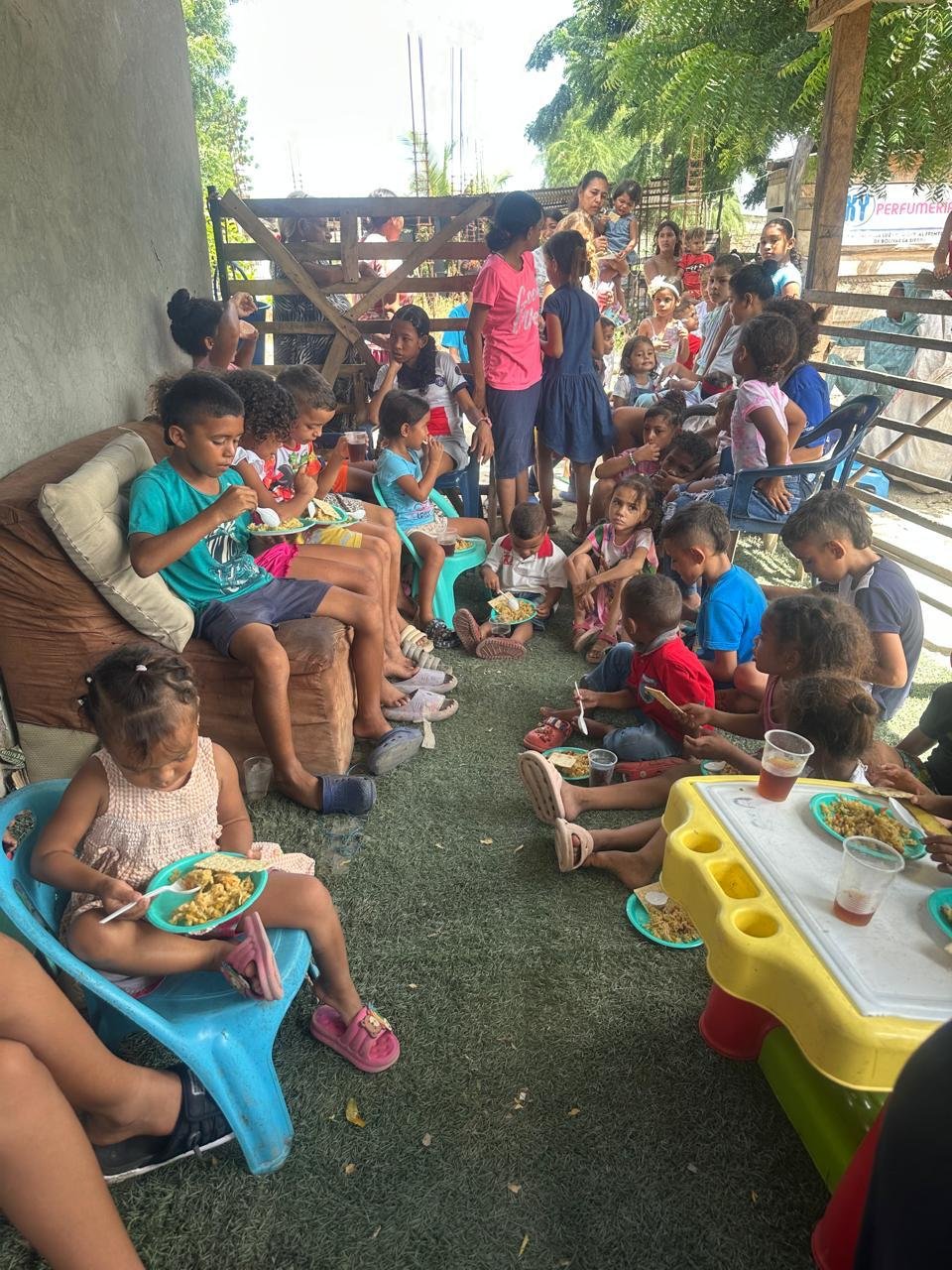 Niños comiendo
