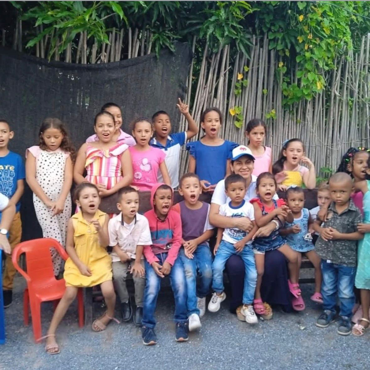 Familia de pie con dignidad frente a una pared de bambú